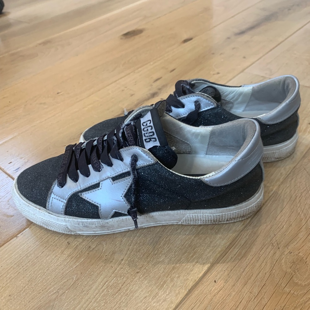 BLACK AND SILVER GOLDEN GOOSE SNEAKERS